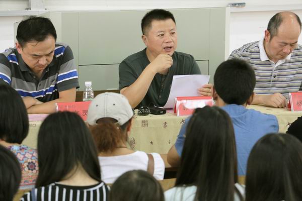 美术学院学生会主席白留伟同学代表美术学院老生向新同学表示热烈欢迎