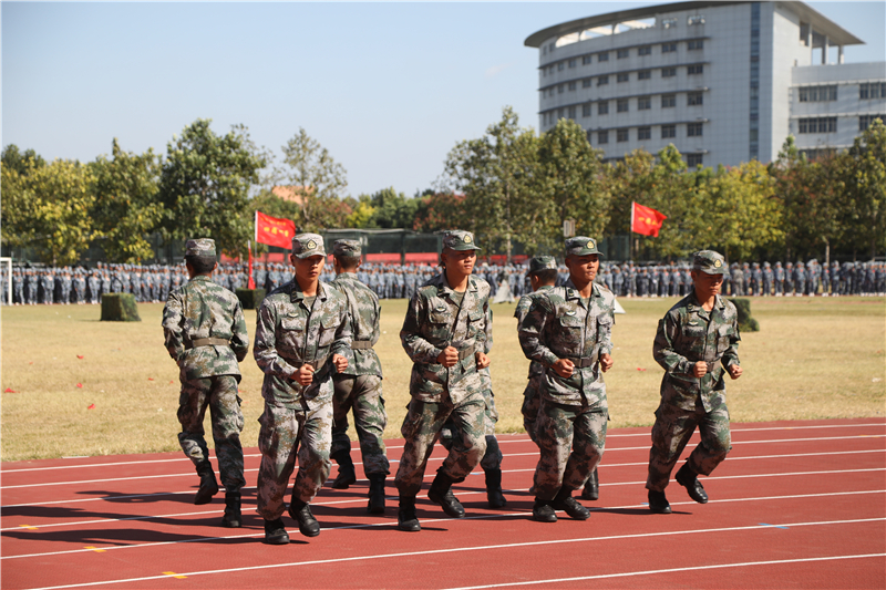 代表学校对中国人民解放军73106部队全体帮训教官表示由衷的感谢