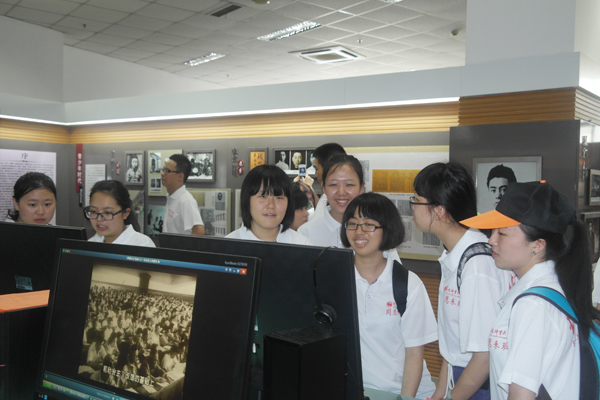图为北京体育大学学生参看周恩来音频视频平台.JPG