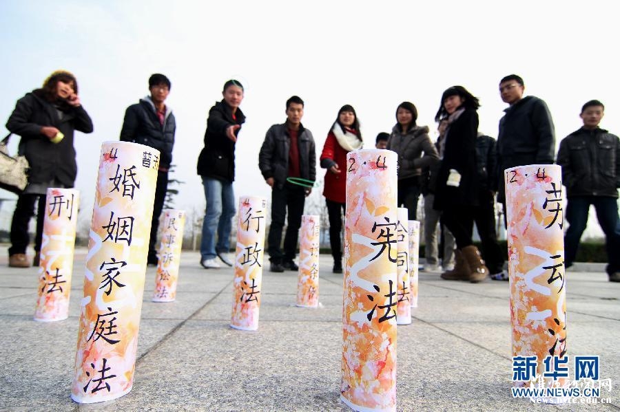 12月4日，河北沧州市民在认真观看法制宣传板。