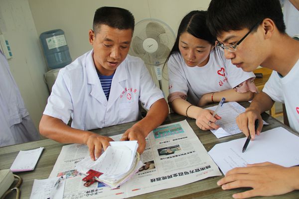 10、图为“最美乡村医生”陈庆国.JPG