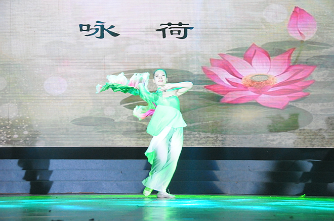 女生独舞《咏荷》.JPG