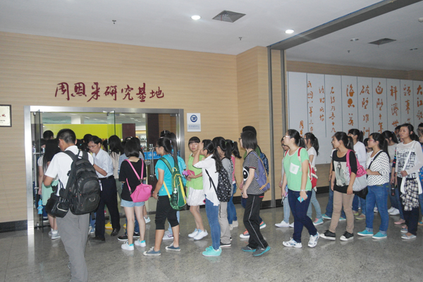 图为文学院大一新生排队走进周恩来研究基地.JPG